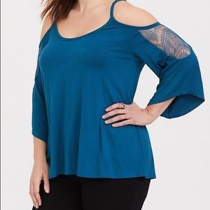 ❤️❤️Torrid Bell Sleeve Cold shoulder shirt❤️❤️
